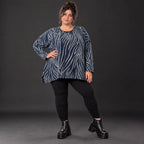 Langarmshirt aus weichem Feinstrick in Blau/Grau mit A-Linie und seitlichen Schlitzen