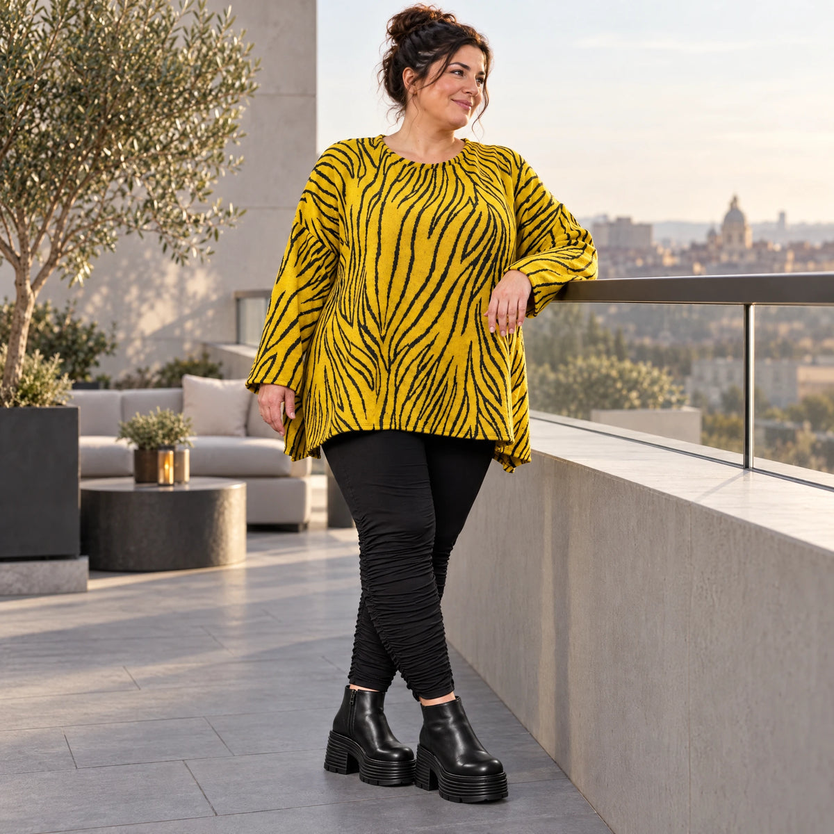 Flauschiges Strickshirt in Gelb/Schwarz mit Zebramuster in lockerer A-Linie und Schlitzen