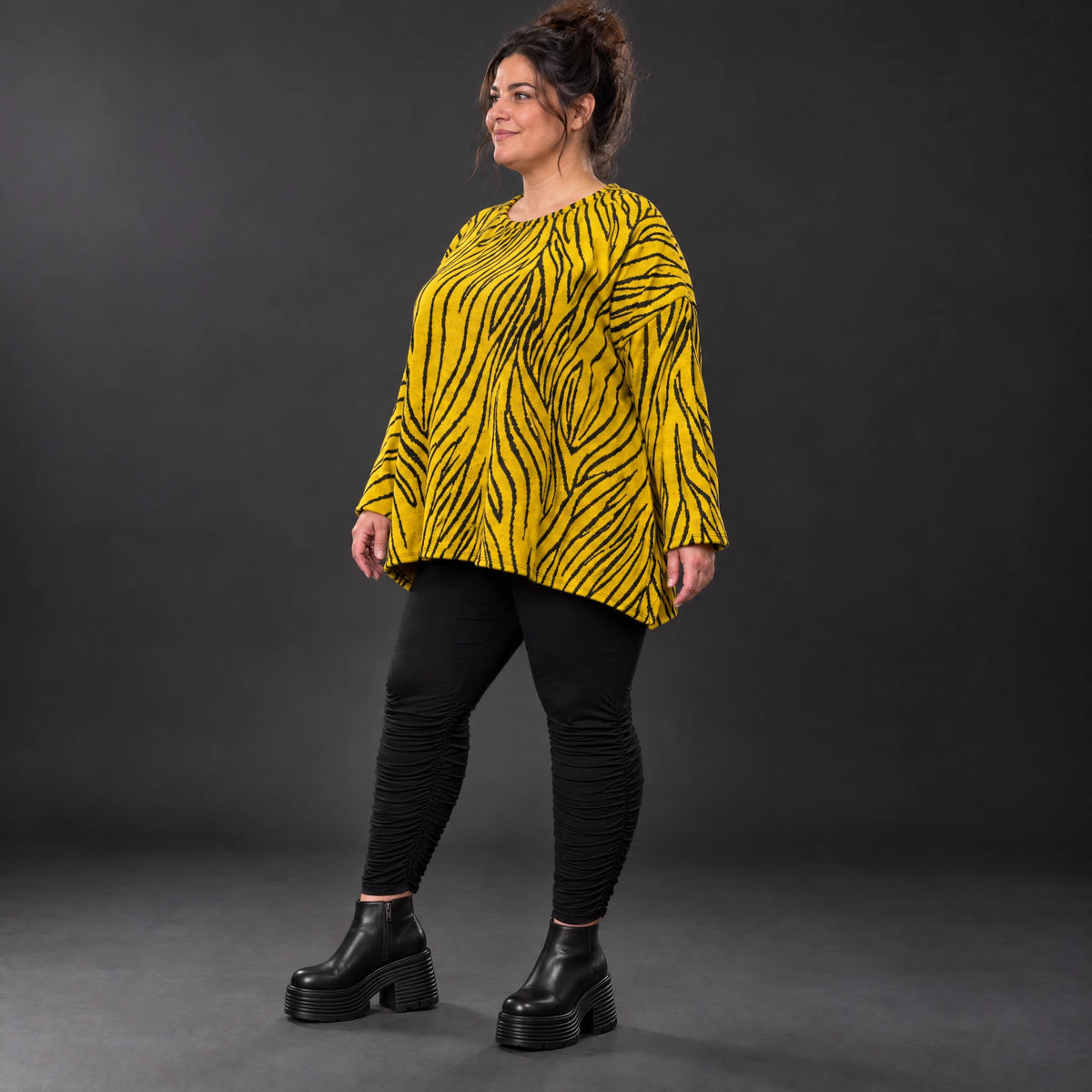Flauschiges Strickshirt in Gelb/Schwarz mit Zebramuster in lockerer A-Linie und Schlitzen