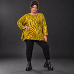 Flauschiges Strickshirt in Gelb/Schwarz mit Zebramuster in lockerer A-Linie und Schlitzen
