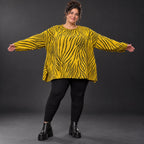 Flauschiges Strickshirt in Gelb/Schwarz mit Zebramuster in lockerer A-Linie und Schlitzen