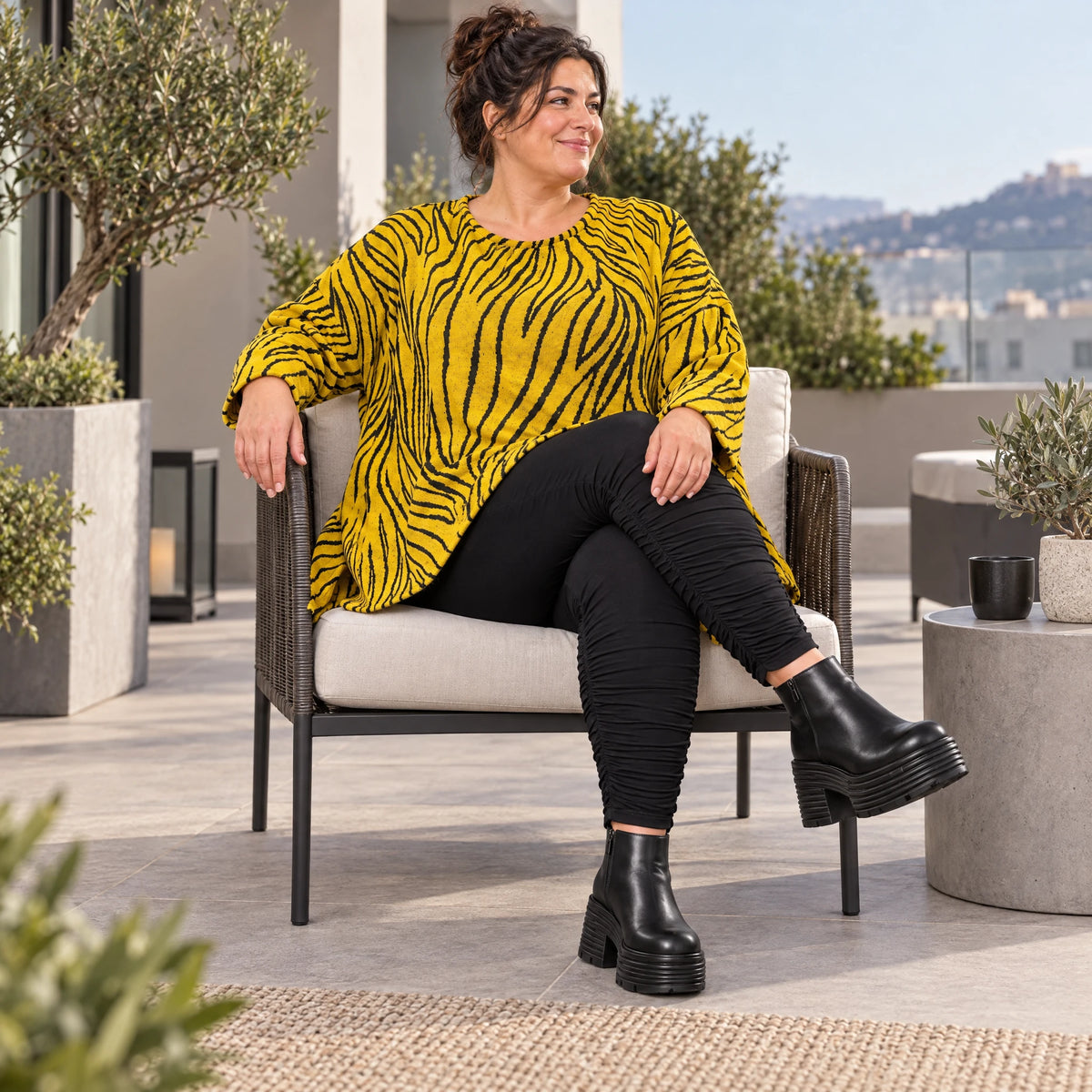 Flauschiges Strickshirt in Gelb/Schwarz mit Zebramuster in lockerer A-Linie und Schlitzen