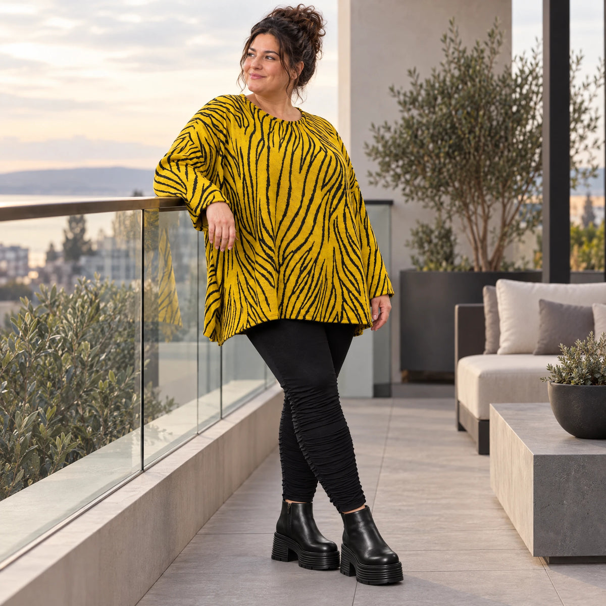 Flauschiges Strickshirt in Gelb/Schwarz mit Zebramuster in lockerer A-Linie und Schlitzen
