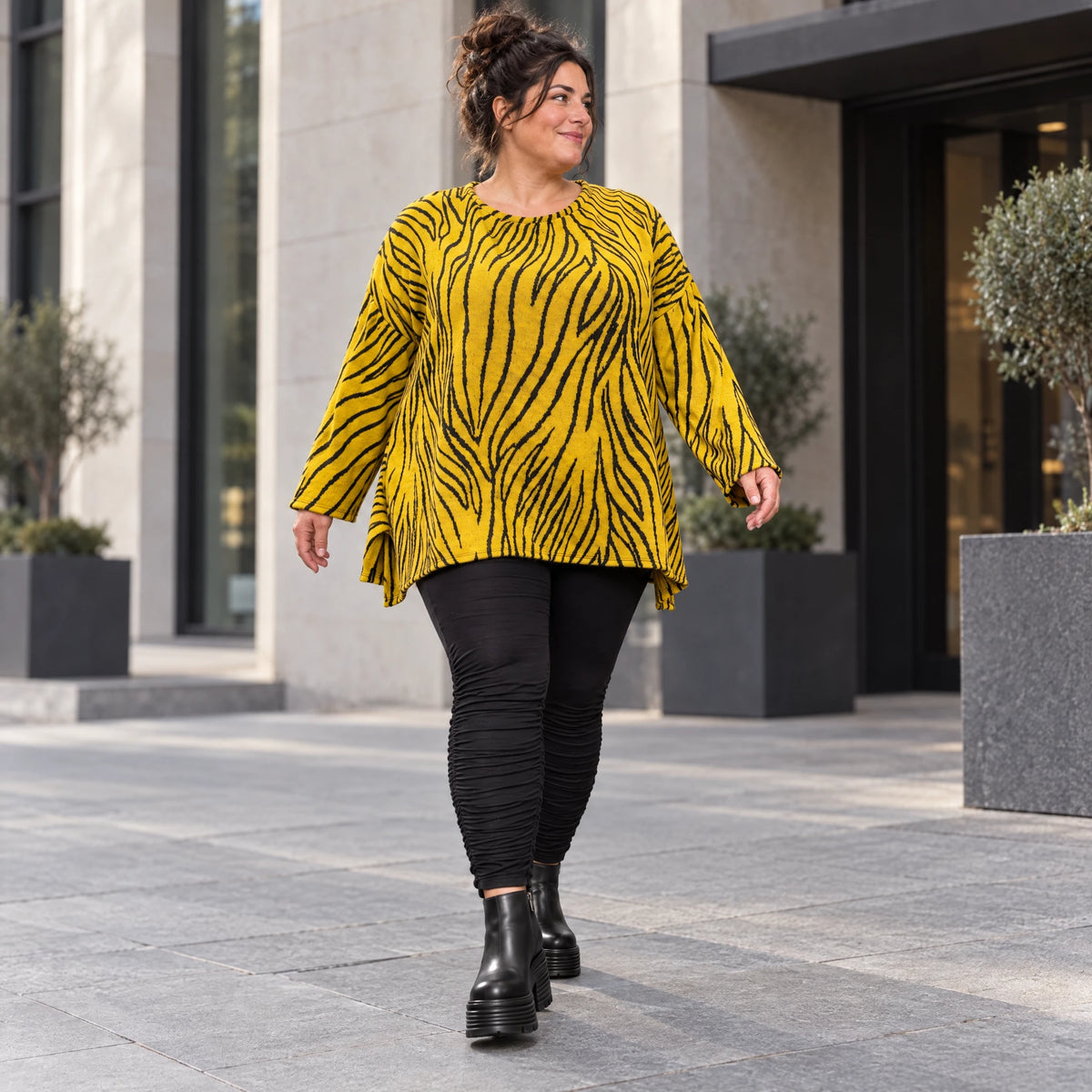 Flauschiges Strickshirt in Gelb/Schwarz mit Zebramuster in lockerer A-Linie und Schlitzen