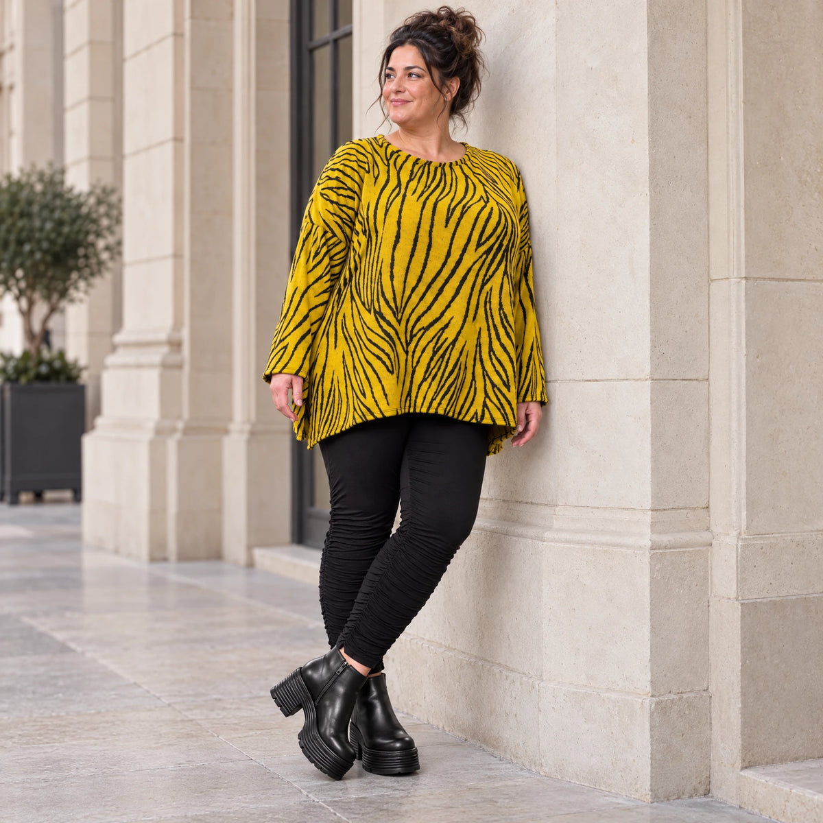 Flauschiges Strickshirt in Gelb/Schwarz mit Zebramuster in lockerer A-Linie und Schlitzen