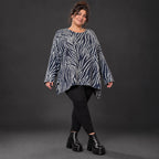 Kuschelig weiches Feinstrickshirt in Marineblau/Weiß mit Zebradessin und lässiger A-Linie