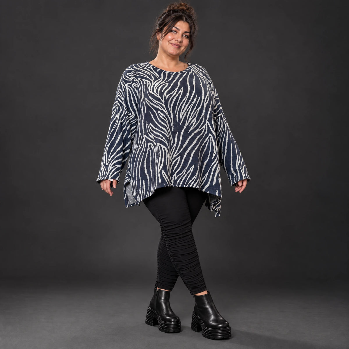 Kuschelig weiches Feinstrickshirt in Marineblau/Weiß mit Zebradessin und lässiger A-Linie