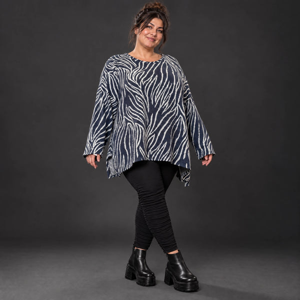 Kuschelig weiches Feinstrickshirt in Marineblau/Weiß mit Zebradessin und lässiger A-Linie