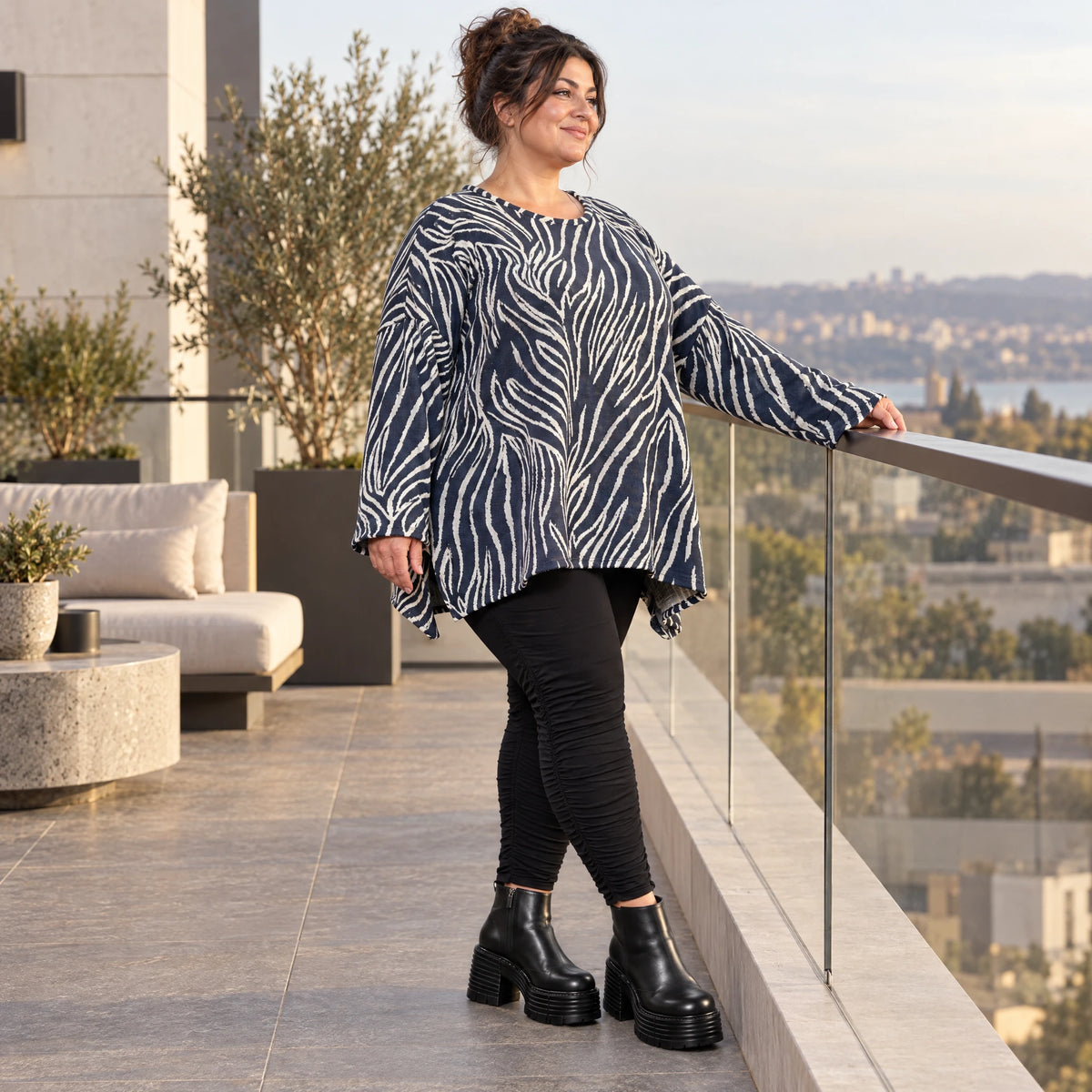 Kuschelig weiches Feinstrickshirt in Marineblau/Weiß mit Zebradessin und lässiger A-Linie