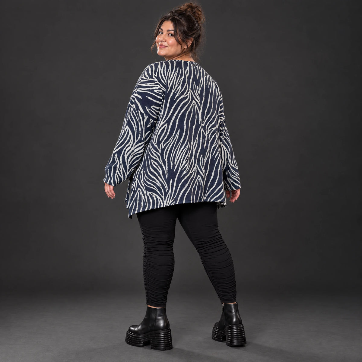 Kuschelig weiches Feinstrickshirt in Marineblau/Weiß mit Zebradessin und lässiger A-Linie