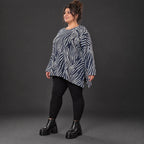 Kuschelig weiches Feinstrickshirt in Marineblau/Weiß mit Zebradessin und lässiger A-Linie