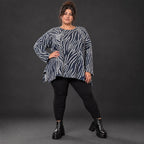 Kuschelig weiches Feinstrickshirt in Marineblau/Weiß mit Zebradessin und lässiger A-Linie