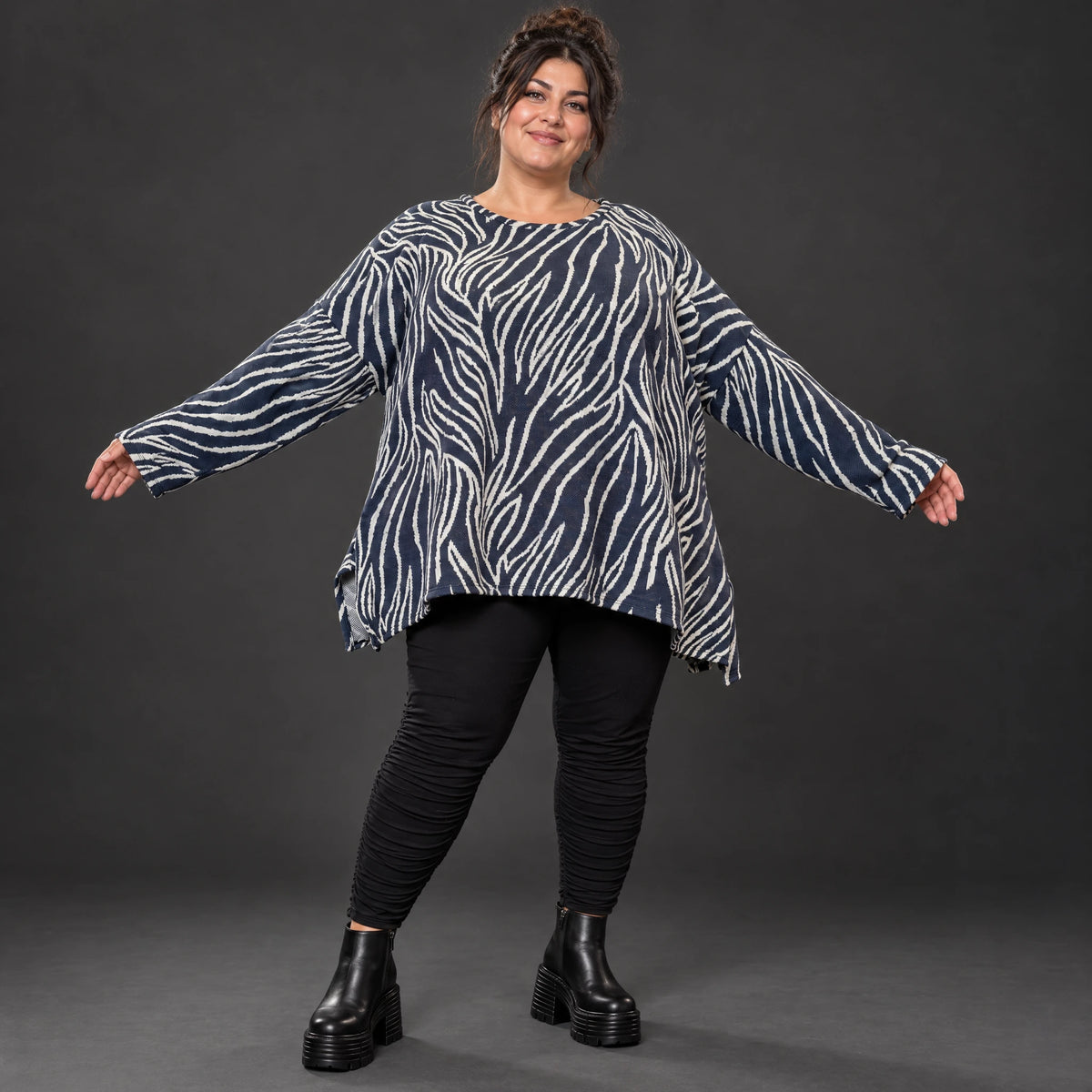 Kuschelig weiches Feinstrickshirt in Marineblau/Weiß mit Zebradessin und lässiger A-Linie