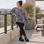 Kuschelig weiches Feinstrickshirt in Marineblau/Weiß mit Zebradessin und lässiger A-Linie
