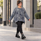 Kuschelig weiches Feinstrickshirt in Marineblau/Weiß mit Zebradessin und lässiger A-Linie