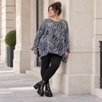 Kuschelig weiches Feinstrickshirt in Marineblau/Weiß mit Zebradessin und lässiger A-Linie