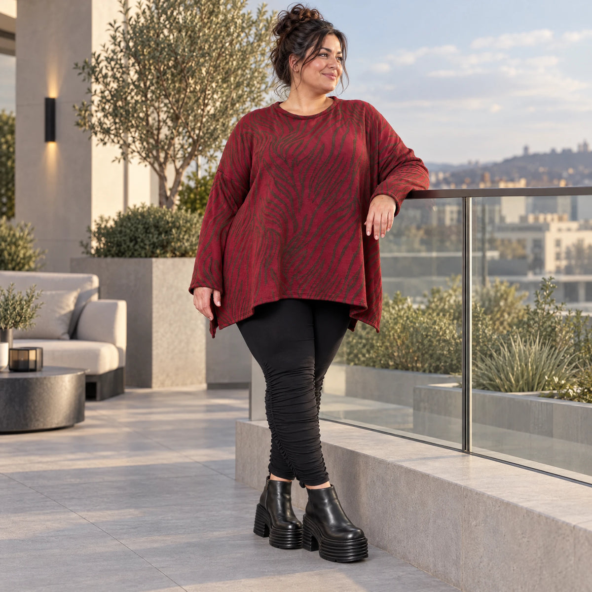 Flauschiges Feinstrickshirt in Rot/Braun mit Rundhalsausschnitt und fließender A-Linie