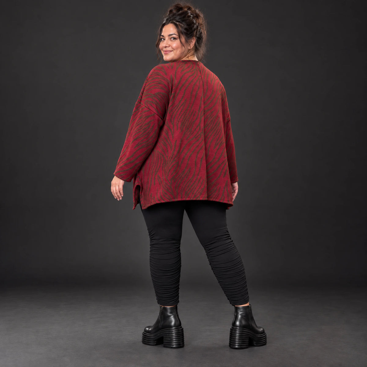 Flauschiges Feinstrickshirt in Rot/Braun mit Rundhalsausschnitt und fließender A-Linie