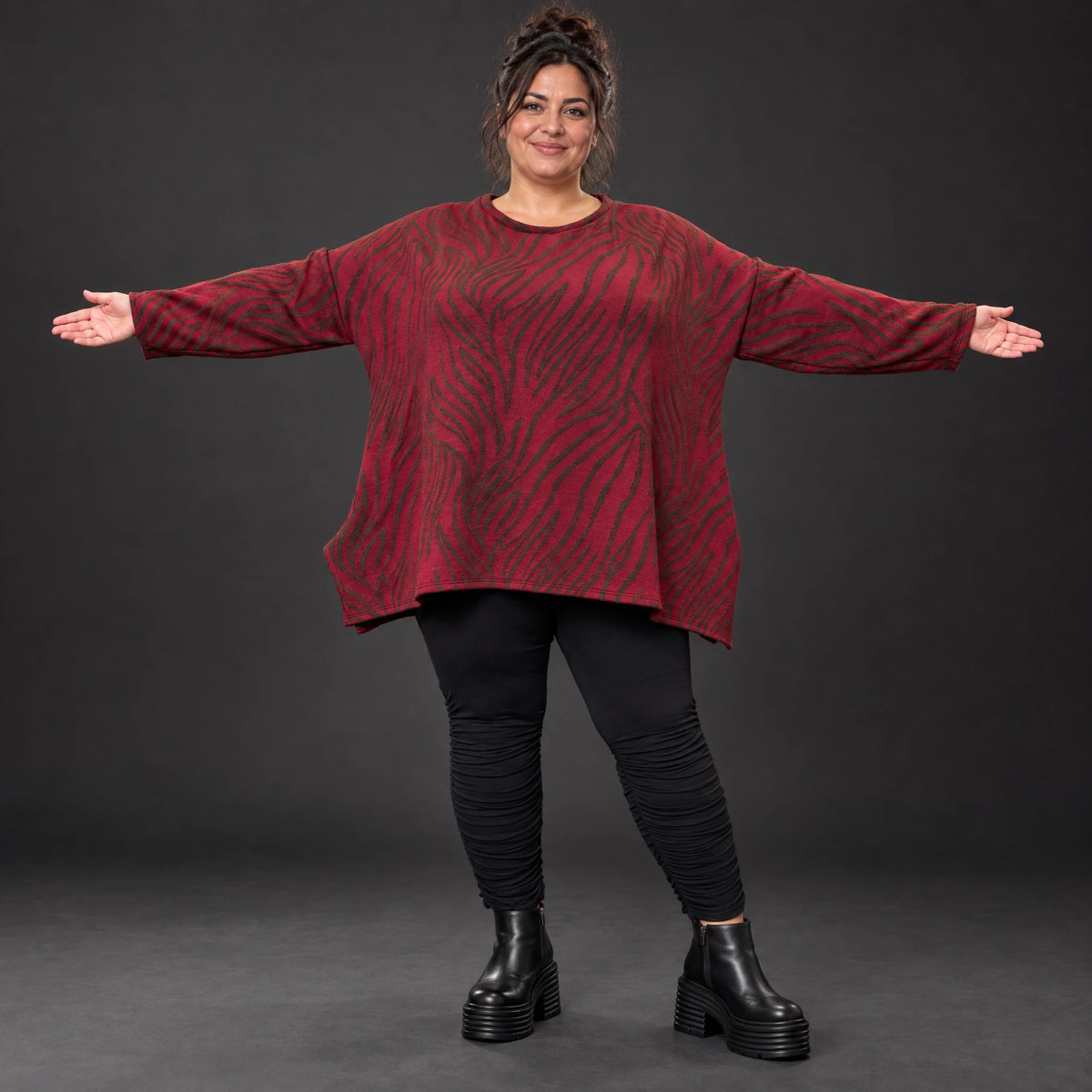 Flauschiges Feinstrickshirt in Rot/Braun mit Rundhalsausschnitt und fließender A-Linie