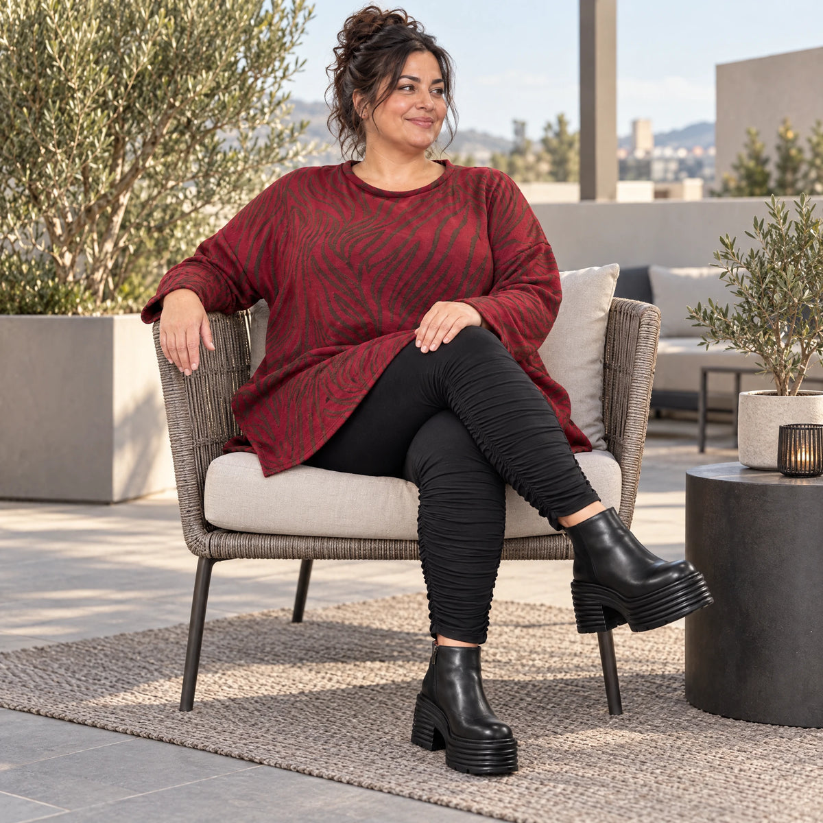 Flauschiges Feinstrickshirt in Rot/Braun mit Rundhalsausschnitt und fließender A-Linie