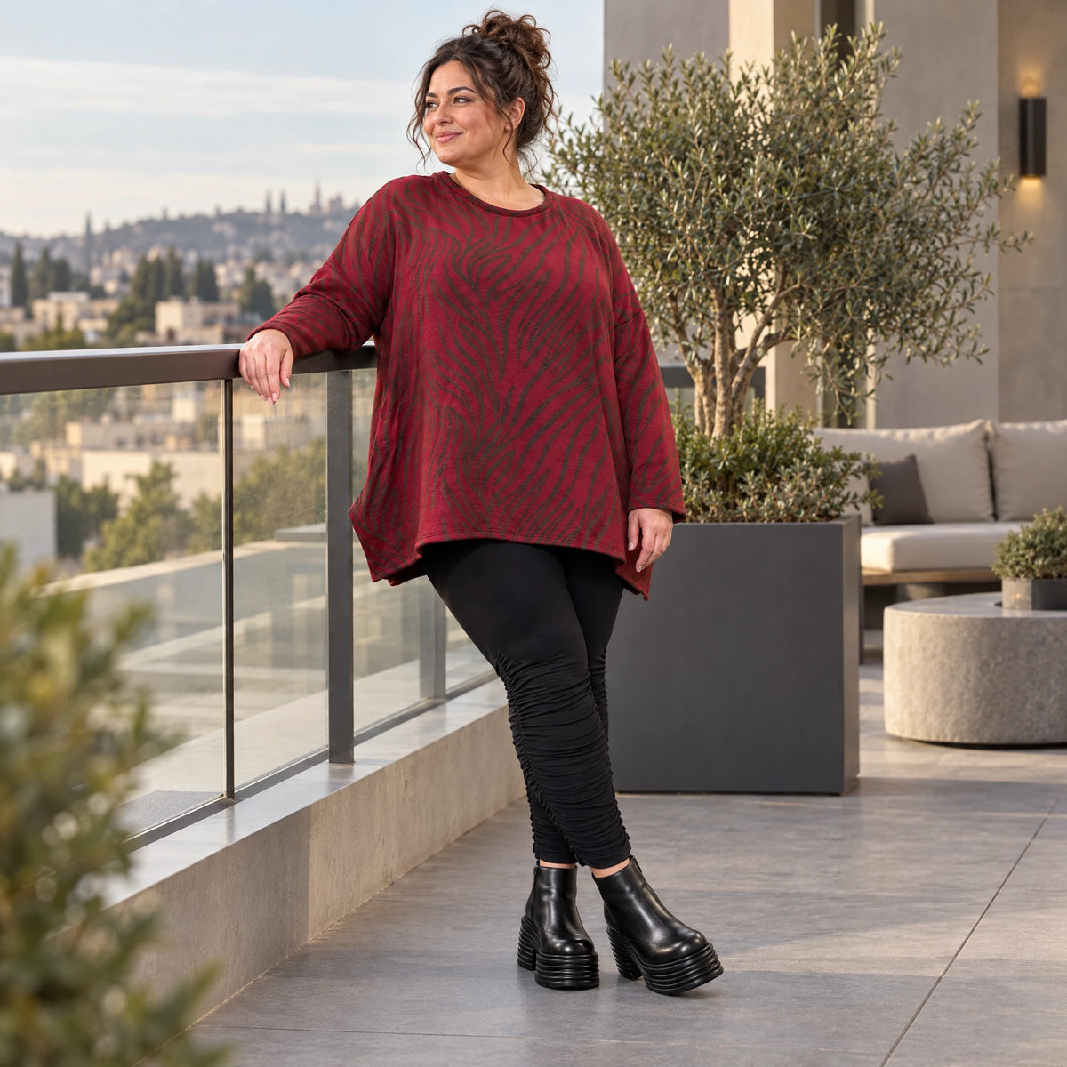 Flauschiges Feinstrickshirt in Rot/Braun mit Rundhalsausschnitt und fließender A-Linie