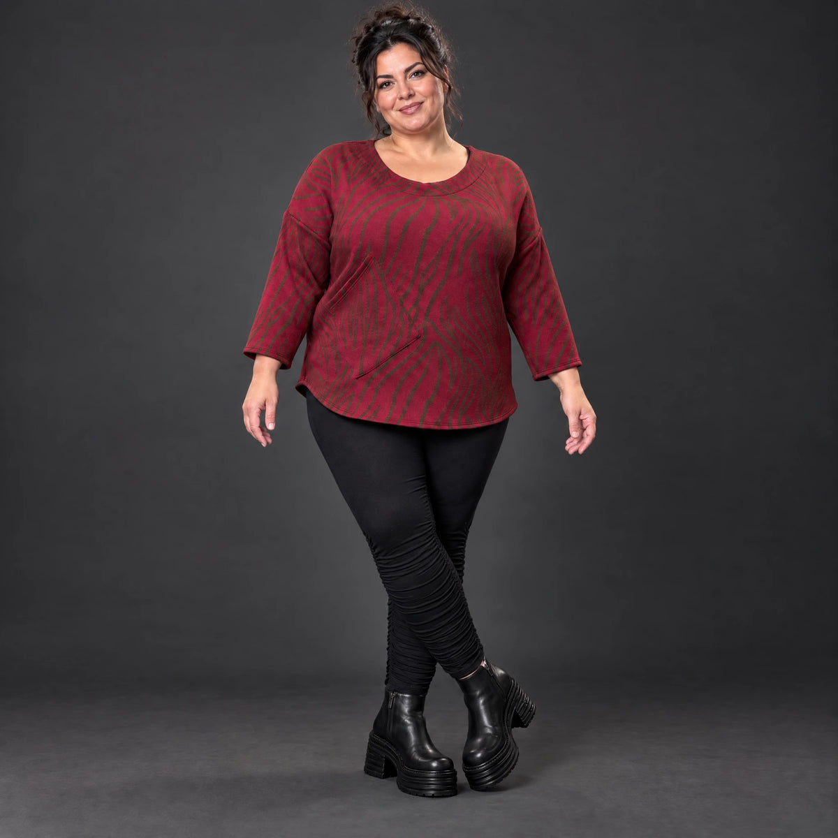 Warmes Langarmshirt aus Feinstrick mit Flauschgarn in Rot/Braun mit gerundeter Schnittform