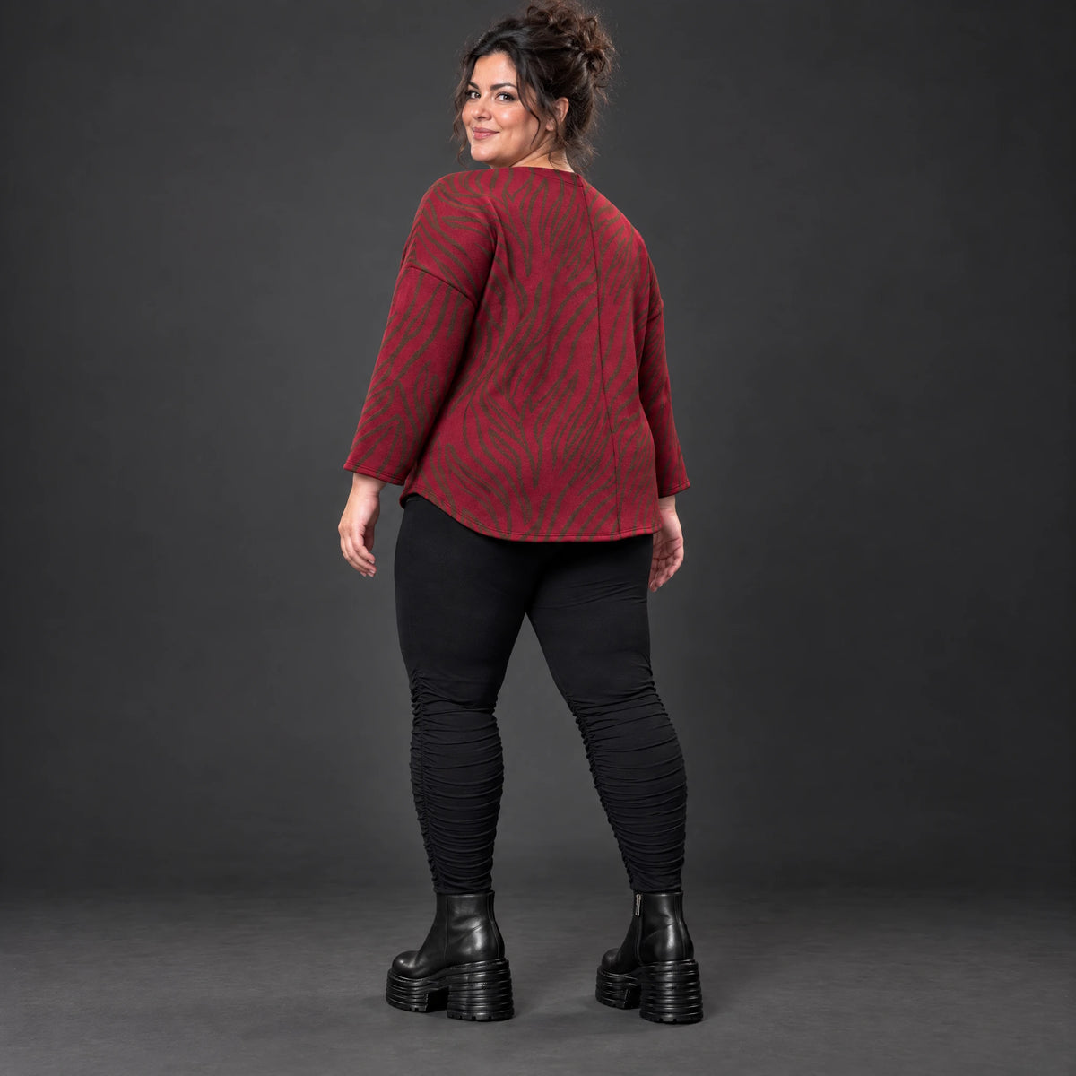 Warmes Langarmshirt aus Feinstrick mit Flauschgarn in Rot/Braun mit gerundeter Schnittform
