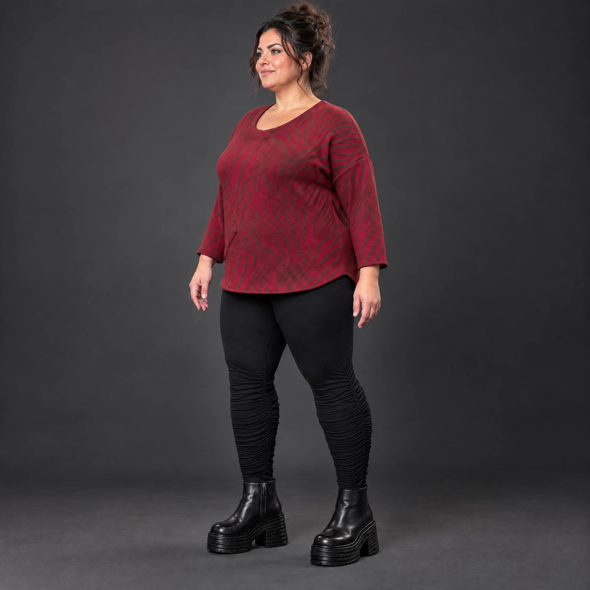 Warmes Langarmshirt aus Feinstrick mit Flauschgarn in Rot/Braun mit gerundeter Schnittform
