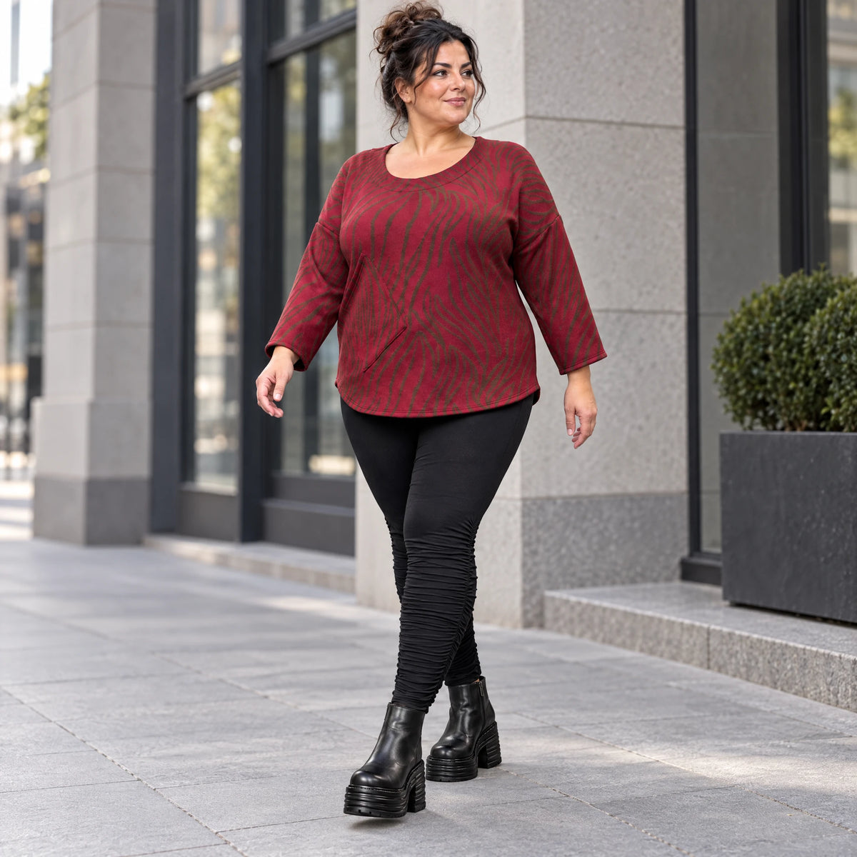 Warmes Langarmshirt aus Feinstrick mit Flauschgarn in Rot/Braun mit gerundeter Schnittform