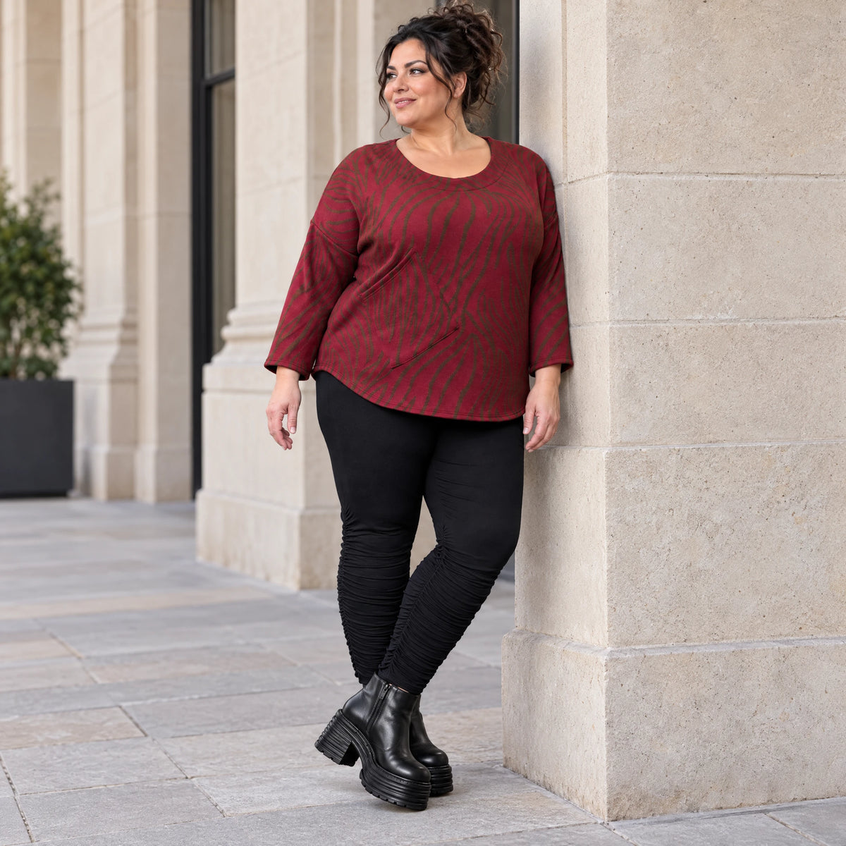 Warmes Langarmshirt aus Feinstrick mit Flauschgarn in Rot/Braun mit gerundeter Schnittform