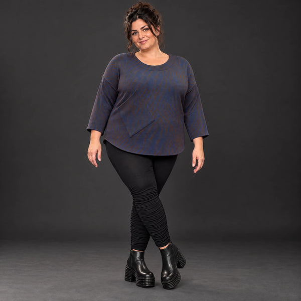 Weiches Langarmshirt in Blau/Braun aus Feinstrick mit Flauschgarn und Rundhalsausschnitt
