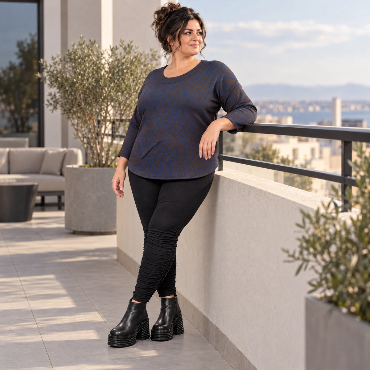 Weiches Langarmshirt in Blau/Braun aus Feinstrick mit Flauschgarn und Rundhalsausschnitt