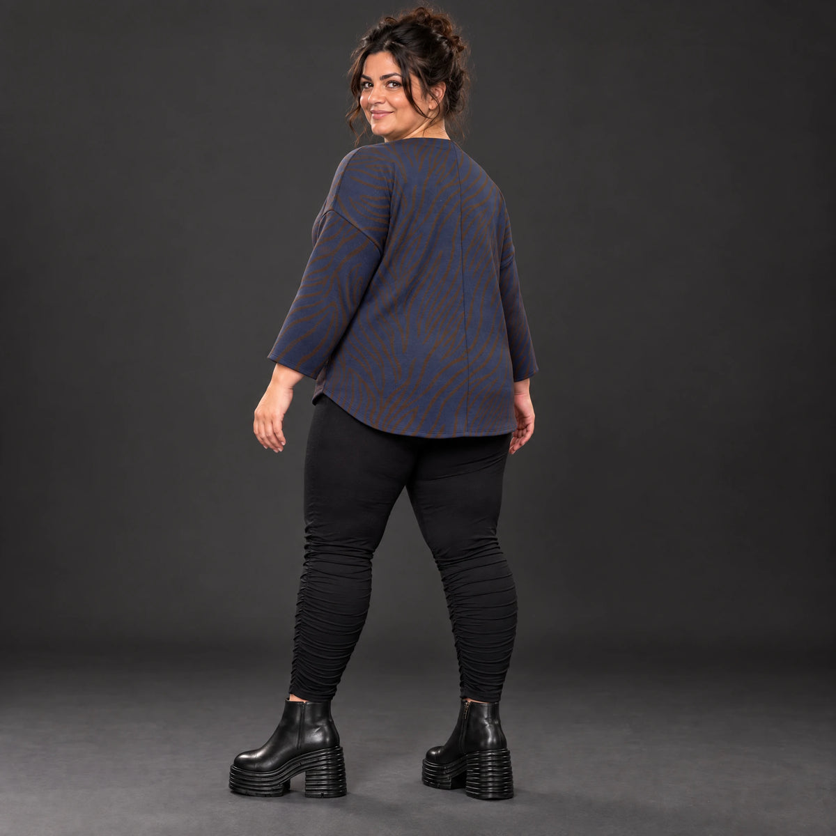 Weiches Langarmshirt in Blau/Braun aus Feinstrick mit Flauschgarn und Rundhalsausschnitt