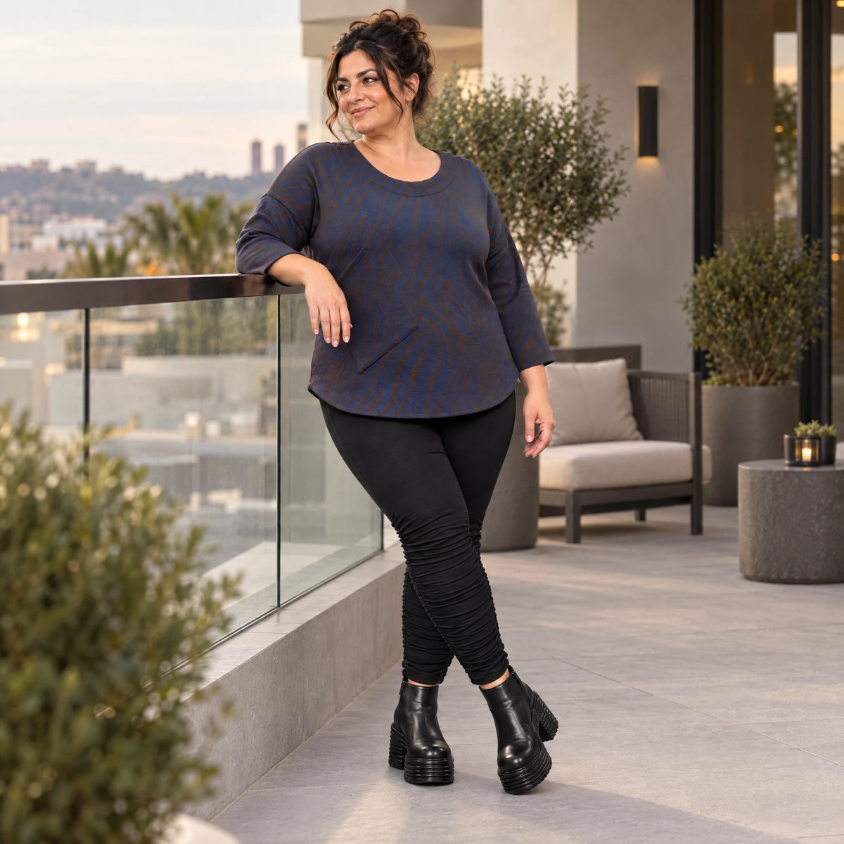 Weiches Langarmshirt in Blau/Braun aus Feinstrick mit Flauschgarn und Rundhalsausschnitt