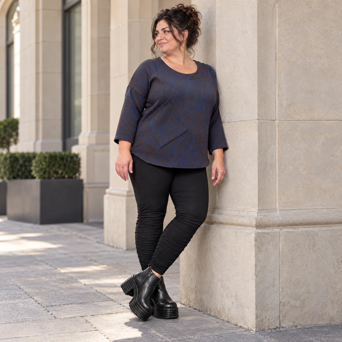 Weiches Langarmshirt in Blau/Braun aus Feinstrick mit Flauschgarn und Rundhalsausschnitt