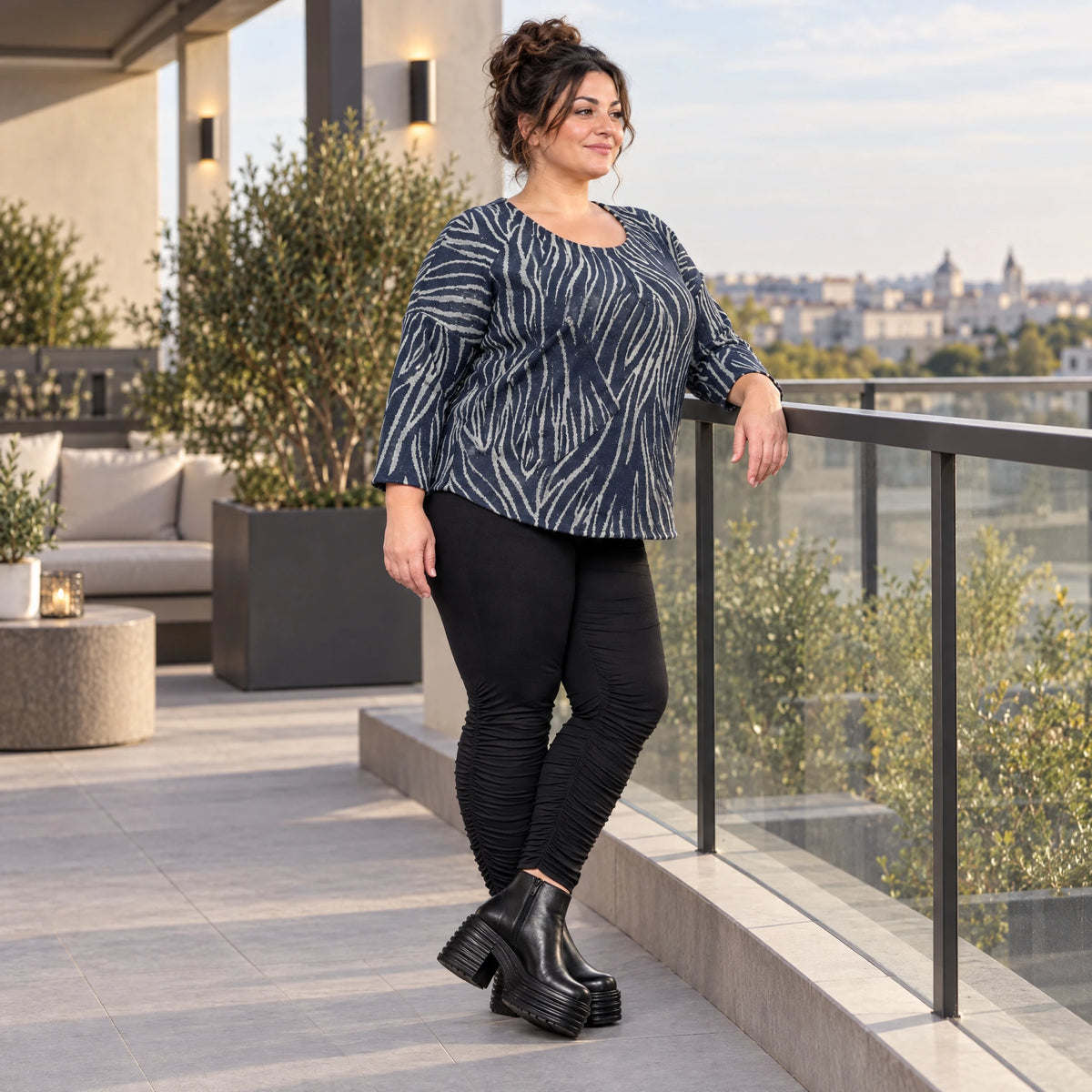 Langarmshirt aus flauschigem Feinstrick in Blau/Grau mit lockerer gerundeter Schnittform