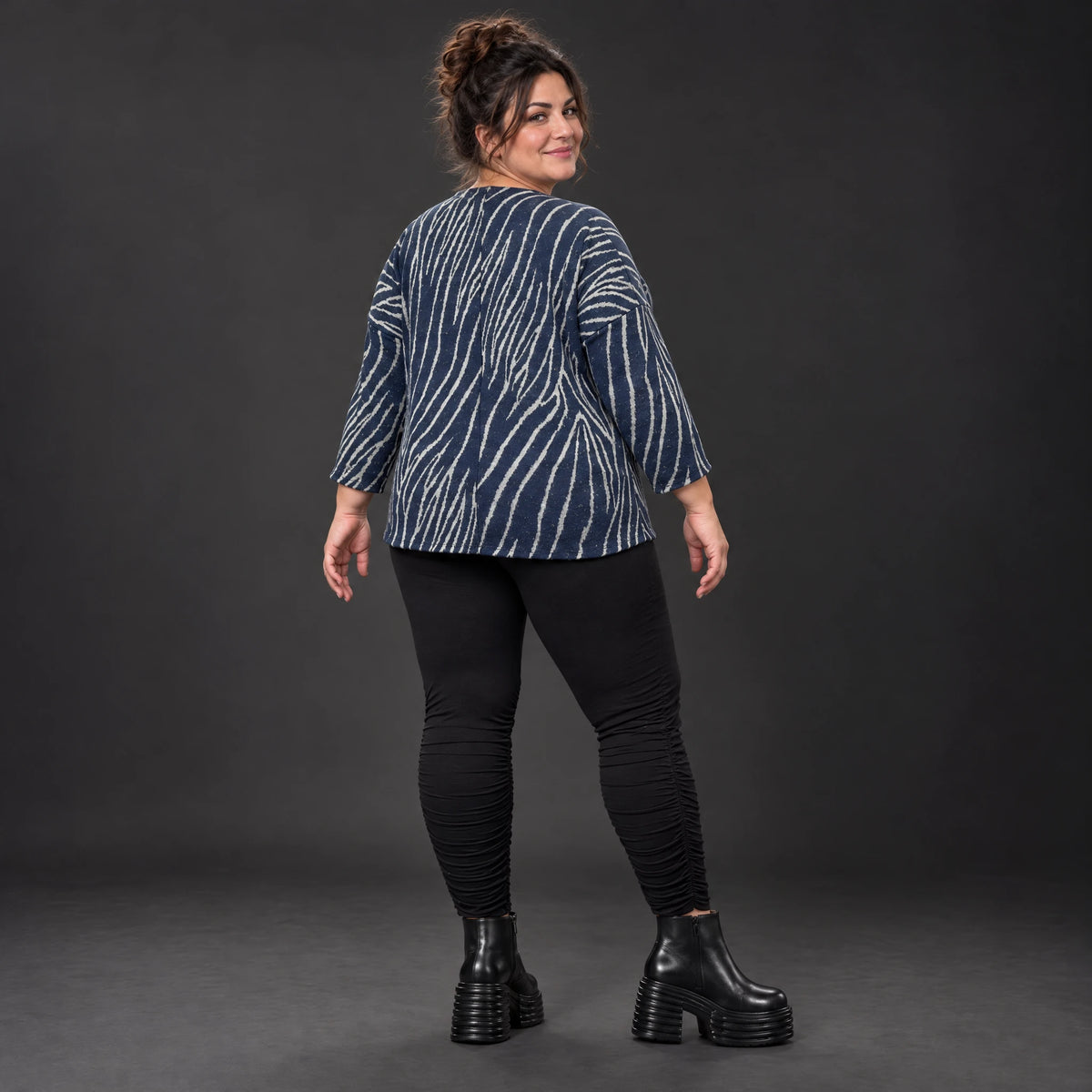 Langarmshirt aus flauschigem Feinstrick in Blau/Grau mit lockerer gerundeter Schnittform