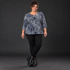Langarmshirt aus Feinstrick mit Flauschgarn in Marineblau/Weiß mit Rundhals und Taschen