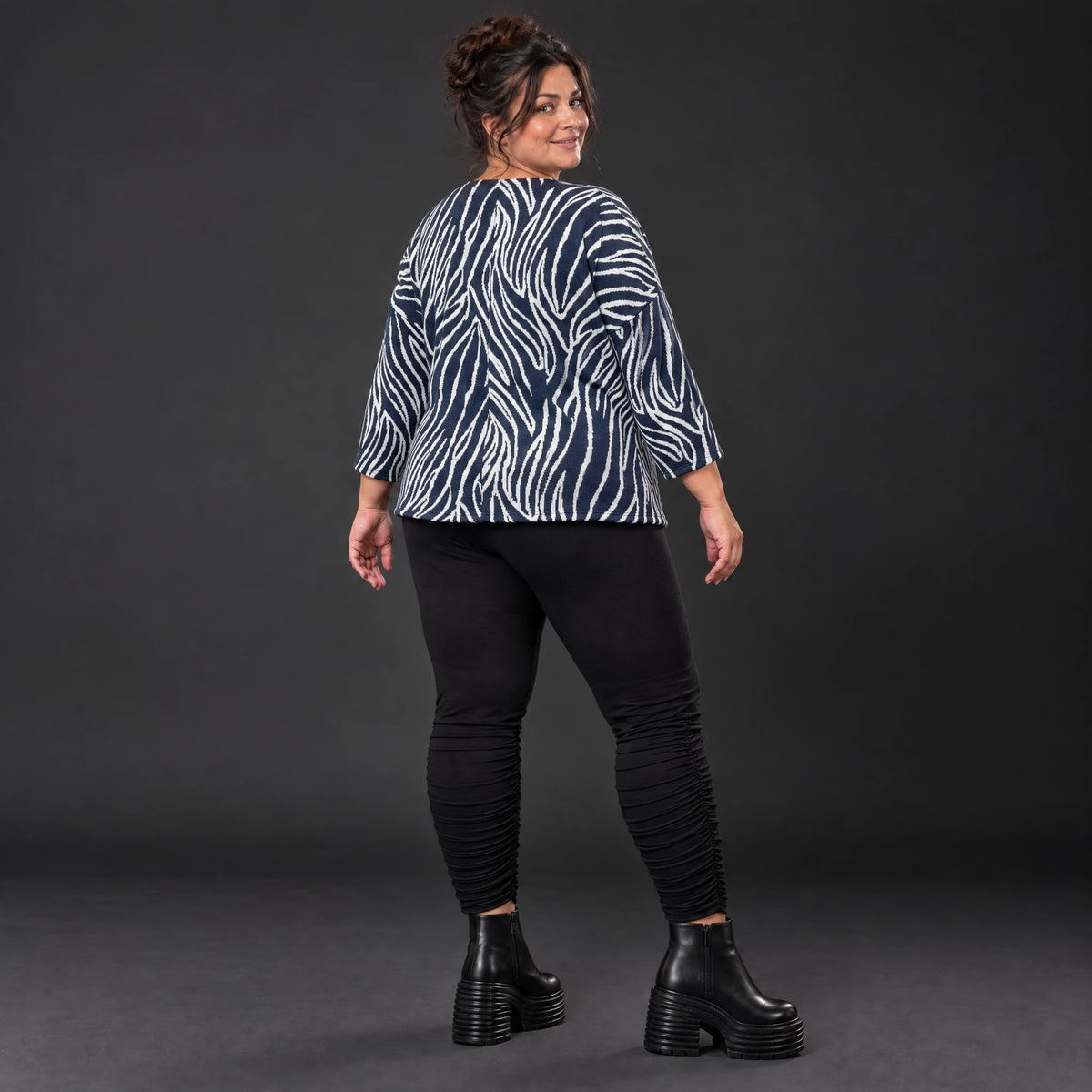 Langarmshirt aus Feinstrick mit Flauschgarn in Marineblau/Weiß mit Rundhals und Taschen