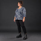 Langarmshirt aus Feinstrick mit Flauschgarn in Marineblau/Weiß mit Rundhals und Taschen