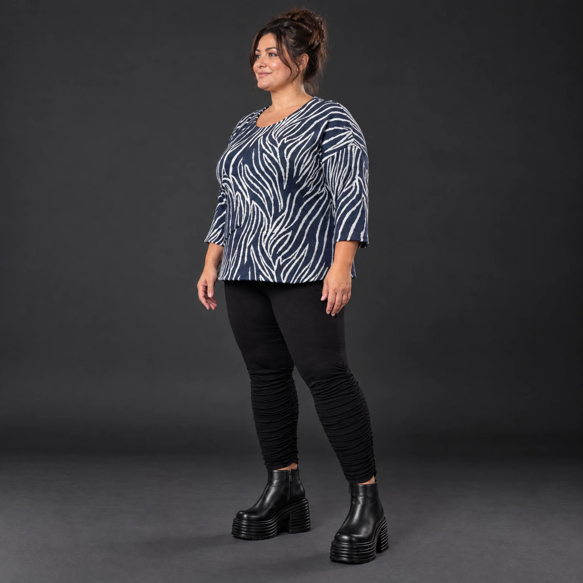 Langarmshirt aus Feinstrick mit Flauschgarn in Marineblau/Weiß mit Rundhals und Taschen