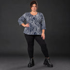 Langarmshirt aus Feinstrick mit Flauschgarn in Marineblau/Weiß mit Rundhals und Taschen