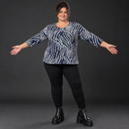 Langarmshirt aus Feinstrick mit Flauschgarn in Marineblau/Weiß mit Rundhals und Taschen