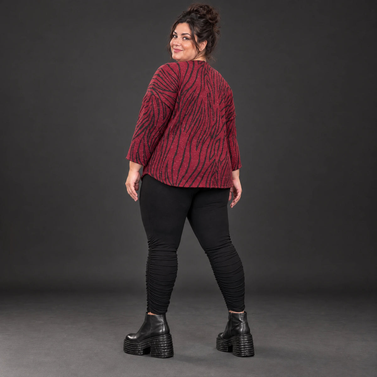 Langarmshirt aus kuscheligem Feinstrick mit Rundhalsausschnitt im Zebralook Rot/Schwarz