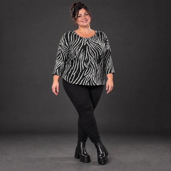 Kuscheliges Strickshirt in Schwarz/Weiß aus weichem Flauschgarn mit gerundeter Schnittform