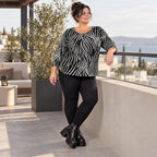 Kuscheliges Strickshirt in Schwarz/Weiß aus weichem Flauschgarn mit gerundeter Schnittform