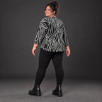 Kuscheliges Strickshirt in Schwarz/Weiß aus weichem Flauschgarn mit gerundeter Schnittform