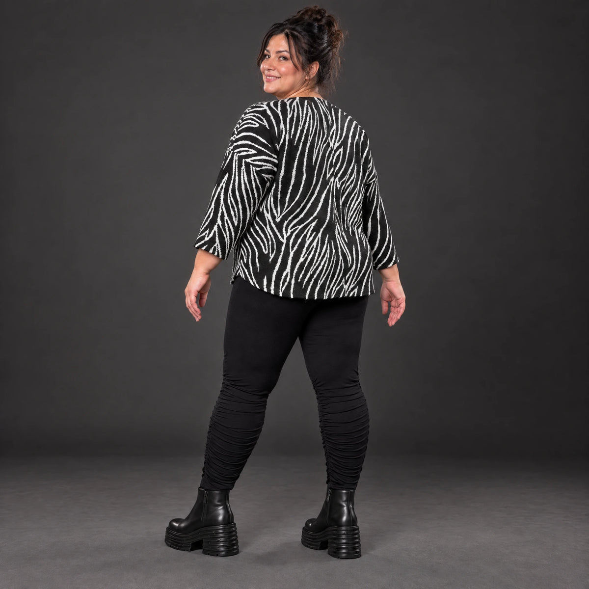 Kuscheliges Strickshirt in Schwarz/Weiß aus weichem Flauschgarn mit gerundeter Schnittform