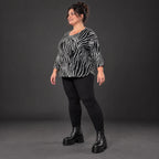 Kuscheliges Strickshirt in Schwarz/Weiß aus weichem Flauschgarn mit gerundeter Schnittform
