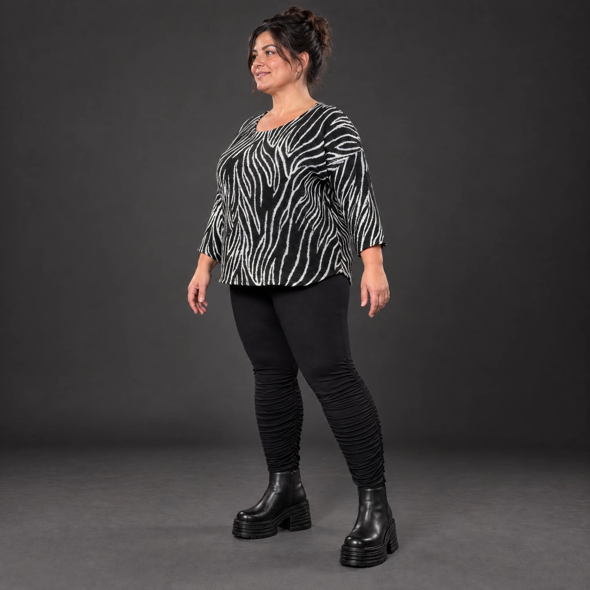 Kuscheliges Strickshirt in Schwarz/Weiß aus weichem Flauschgarn mit gerundeter Schnittform